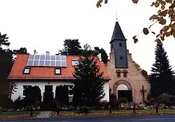 Pfarrhaus (links) mit Kirchengebäude in Wandlitz; Herbst 2007