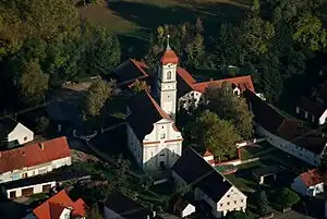 Ortskern von Straß mit der katholischen Kirche St. Johann Baptist