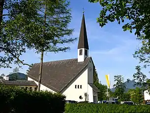 St. Michael (li.: Seitenansicht; re.: Frontansicht mit Eingang)