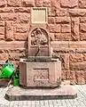 Antoniusbrunnen von 1937 links neben dem Südportal