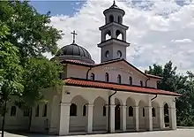 Eingang und Glockenturm der Kliment-von-Ohrid-Kirche in Plowdiw