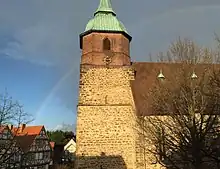 Evangelische Stadtkirche St. Georg mit Regenbogen