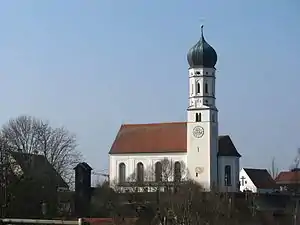 Ein stärker verbreites Kennzeichen ist eine quadratische Turmbasis, der ein achteckiges Prisma aufgesetzt ist, welcher wiederum irgendeine Form von Zwiebelhaube folgt.