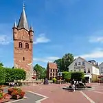 Markt mit Brunnen, St. Petri-Kirche und Glockenturm