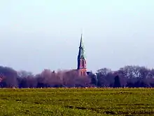 Die St.-Vitus-Kirche in der Visbeker Ortsmitte, gesehen vom Erlter Esch