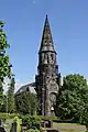 Der mächtige Westturm der Pfarrkirche St. Mauritius