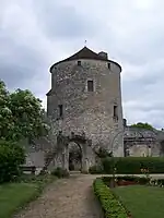 La Tour de Montaigne, links aus südlicher, rechts aus nördlicher Sicht. In der 2. Etage hatte Montaigne seine Privatbibliothek. In dem Seitenturm befindet sich die steinerne Wendeltreppe.