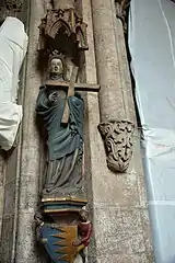 Statue mit Stifterwappen, Sebalduskirche