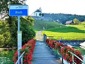 Blick vom Bootssteg auf die Kirche St. Verena