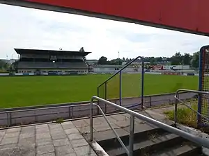 Blick von der Gegentribüne auf die Haupttribüne (Juni 2013)