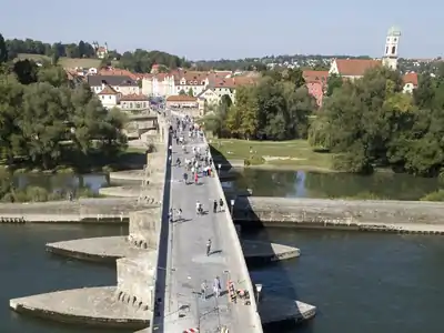 Blick von Regensburg nach Norden über die Steinerne Brücke nach Stadtamhof.