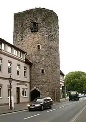 Ziegelpfortenturm mit dem Durchbruch für Fußgänger