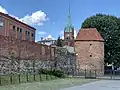 Stadtmauer mit Gefängnisturm, Blick zur Pfarrkirche Heilige Jungfrau Maria, Königin von Polen