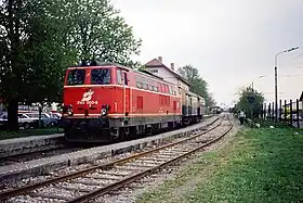 2143 060-8 im blutorangen Anstrich der 1980er-Jahre im Bahnhof Stammersdorf