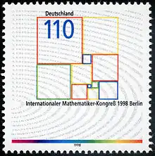 Die quadratische, hellgraue Briefmarke zeigt eine aus 11 farbigen Quadraten zusammengesetzte, annähernd quadratische Fläche