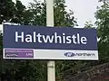 Bahnhofsschild mit Hinweis auf den Hadrianswall