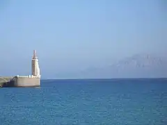 Hafenmauer, am Horizont die marokkanische Küste mit dem Berg Dschebel Musa