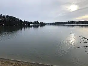 Blick über den Stausee nach Unterapfeldorf