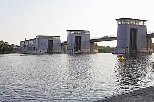 Staustufe Langwedel vom Oberwasser gesehen mit Wehr (rechts) und Laufwasserkraftwerk (links)