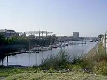 Steendiekkanal in Finkenwerder mit verbliebenen Gebäuden und Anlagen der ehemaligen Deutschen Werft. Das hohe Haus im Hintergrund ist das einstige Verwaltungsgebäude. (Foto: Mai 2007)