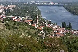 Blick vom Kremser Stadtteil Stein auf die Kremser Eisenbahnbrücke