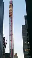 Der Turm nach Erreichen der Endhöhe von der Sixth Avenue aus am 19. Juli 2019