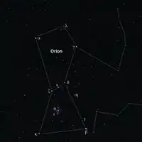 Lage des Orionnebels im Sternbild Orion, wie es mit bloßem Auge wahrgenommen werden kann (Bezeichnung der hellsten Sterne nach der Uranometria): Der Orionnebel liegt 5° südlich des mittleren der Gürtelsterne ζ, ε und δ und ist mit einem Kreis um θ Orionis gekennzeichnet.