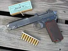 Eine Steyr-M1912-Pistole mit 9×23-mm-Steyr-Munition in einem Ladestreifen.