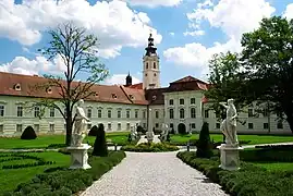 Stift Altenburg, Statuen mit Postamenten