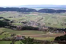 Nordwestansicht (von der Hohen Wand) von Stollhof. Links hinter Stollhof das Dorf Gaaden und links hinter der Hügelkette die Bezirkshauptstadt Wiener Neustadt.