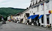 Foto einer Straße mit einigen Häusern auf der rechten Seite