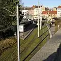 Hochliegendes Rasengleis in Nürnberg an der Station Frankenstraße, 2012