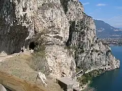 Die an der Ponalestraße senkrecht in den Gardasee abfallende Ostseite der Rocchetta