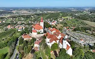 Südostansicht von Straden mit dem Himmelsberg im Vordergrund