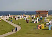 Strand Schillig, im Hintergrund Hafenanlagen von Wilhelmshaven