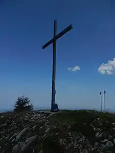 Das Gipfelkreuz des Streichers. Blick nach Nordwesten in Richtung Chiemsee.