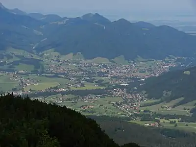 Tiefblick vom Streicher hinab nach Ruhpolding