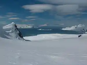 Blick über den Struma-Gletscher mit dem Sliven Peak (links) auf die Moon Bay mit Half Moon Island und Greenwich Island im Hintergrund