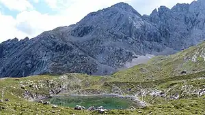 Stuibensee vor dem Hohen Gaif. Hinter dem See rechts zeichnet sich ein Moränenwall dunkel ab.