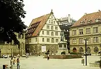 Schillerdenkmal, 1991 (Eckpodeste mit Blumenschmuck).