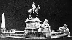 Kaiser-Wilhelm-Denkmal in Stuttgart, 1898. Konventionelle Denkmalanlage mit statuarischer Figurenanordnung.