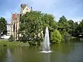 Evang. Johanneskirche Stuttgart mit Fontäne im Feuersee