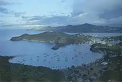 Blick von Shirley’s Heights auf Freeman’s Bay und Middle Ground, mit Fort Berkeley und Nelson’s Dockyard, English Harbour (Bildmitte rechts), Falmouth Bay (im Hintergrund) und die östlichen Shekerley Mountains