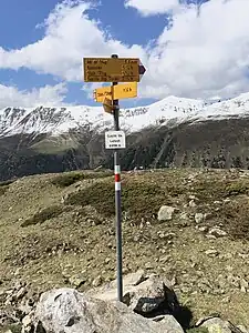 Wegweiser im Gipfelbereich des Cuolm da Latsch