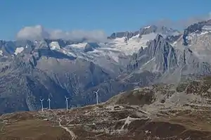 Windpark vor Sustenhorn (Gipfel in Wolken) und Salbitschijen