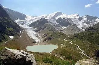 Blick vom Sustenpass auf Steingletscher und Steinsee, ganz rechts der Steinlimigletscher, in der Mitte hinten das Gwächtenhorn, Stand 2003