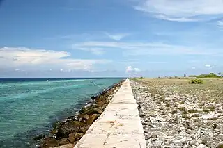 Befestigte Küste der künstlichen Insel Pulau Layang Layang