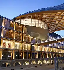 Cité du Temps mit Auditorium bei Nacht