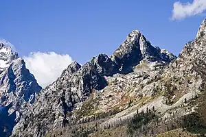 Hanging Canyon (rechts) und Symmetry Spire (Mitte)