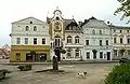 Marktplatz, mit einer Wasserpumpe (im Vordergrund)